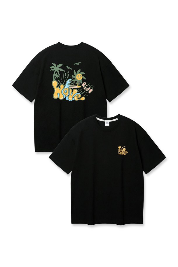 WAVE 오버핏 반팔티 AST4812는 부드러운 촉감의 20수 코마사 코튼 소재로 제작된 데일리 반팔 티셔츠입니다. 텀블 워싱 및 텐터 가공을 거쳐 세탁 후에도 변형 없이 편안하게 착용 가능하며, 드롭 숄더와 키치한 아트워크 디자인으로 캐주얼한 스타일을 연출합니다. 크림, 블랙 두 가지 컬러로 출시되어 취향에 맞게 선택할 수 있는 오버핏 반팔 티셔츠입니다.
