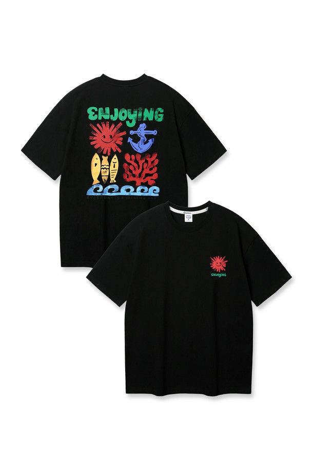 ENJOYING 오버핏 반팔티 AST4817는 여름철 캐주얼 스타일을 완성하는 공용 반팔 티셔츠입니다. 부드러운 면 소재로 제작되어 편안한 착용감을 제공하며, 드롭숄더 패턴과 오버핏 디자인이 트렌디한 실루엣을 연출합니다. 화이트, 차콜, 블랙 3가지 컬러로 출시되었으며, 컬러풀한 아트워크 프린트와 텀블 워싱 가공으로 유니크함과 내구성을 더했습니다.
