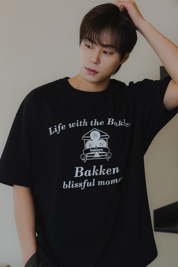 템플 BK3959 반팔 티셔츠는 남녀 공용으로, 봄/여름 시즌에 캐주얼하게 착용하기 좋은 아이템입니다. 부드러운 면 소재에 바이오워싱 가공을 더해 착용감이 뛰어나며, 레터링 및 엠블럼 무늬가 돋보입니다. 얇은 두께감의 레귤러/크롭 핏으로 다양한 스타일 연출이 가능하며, 비침 없이 튼튼한 내구성과 삼중 스티치 마감으로 완성도를 높였습니다.
