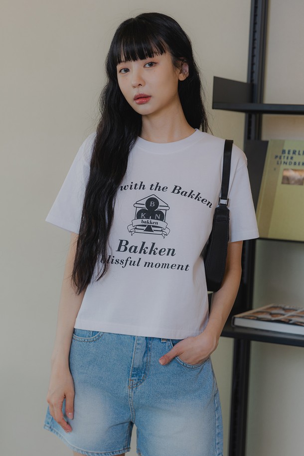 템플 반팔 티셔츠 BK3959는 남녀 모두 착용 가능한 캐주얼 스타일의 반팔 티셔츠입니다. 봄, 여름 시즌에 적합하며, 부드러운 면 소재에 바이오 워싱 가공을 더해 편안한 착용감을 제공합니다. 크롭 또는 레귤러 핏으로 출시되며, 레터링 또는 엠블럼 패턴과 라운드 넥 디자인, 그리고 변형 없는 실루엣을 위한 삼중 스티치 마감 등이 특징입니다. 색상은 화이트와 블랙 두 가지로 만나볼 수 있습니다.
