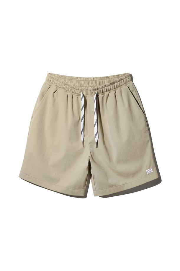 가볍고 시원한 착용감의 스트링 포인트 우븐 반바지 PAN2546은 6가지 다채로운 컬러(베이지, 그레이, 그린, 블루, 딥블루, 차콜)로 출시되어 폭넓은 스타일 연출이 가능합니다. 밴딩 허리와 드로우스트링, 신축성 좋은 소재를 사용하여 편안한 착용감을 선사하며, 주름 방지 기능과 빠른 건조로 여름철 쾌적하게 즐길 수 있습니다. 미니멀하면서도 캐주얼한 디자인에 스트링 디테일과 포켓을 더해 실용성을 높인 데일리 아이템입니다.
