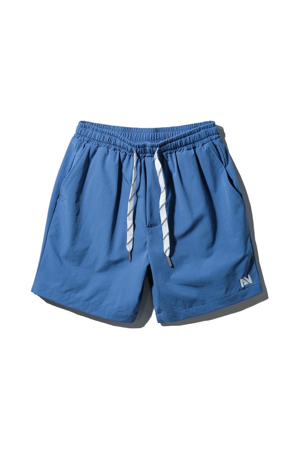 **스트링 포인트 우븐 반바지 PAN2546 (6 COLOR)**는 부드러운 레이온, 스판덱스, 폴리우레탄 혼방 소재로 제작되어 편안한 착용감을 제공하며, 밴딩 허리와 스트링 디테일로 허리 사이즈 조절이 용이합니다. 캐주얼한 무드의 레귤러핏 반바지로, 얇고 시원한 두께감에 구김이 적고 신축성이 뛰어나 여름철 일상, 레저, 비치웨어 등 다양한 활동에 적합합니다. 베이지, 그레이, 그린, 블루, 딥블루, 차콜의 6가지 다채로운 컬러로 출시되어, 레터링 자수 및 포켓 디테일이 돋보이는 디자인입니다.
