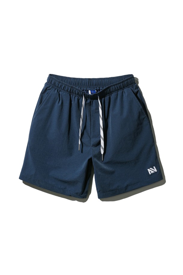 스트링 포인트 우븐 반바지 PAN2546은 남성용 반바지로, 미니멀, 베이직, 캐주얼 스타일을 아우릅니다. 레이온, 스판덱스, 폴리우레탄 혼방 소재로 제작되어 부드러운 촉감과 뛰어난 신축성을 제공하며, 주름 방지 및 빠른 건조 기능으로 여름철에도 쾌적하게 착용 가능합니다. 베이지, 그레이, 그린, 블루, 딥블루, 차콜 6가지 다채로운 컬러와 레귤러핏, 밴딩 허리, 포켓, 스트링, 자수 디테일이 돋보이는 반바지로, 일상, 스포츠, 레저 활동에 폭넓게 활용할 수 있습니다.
