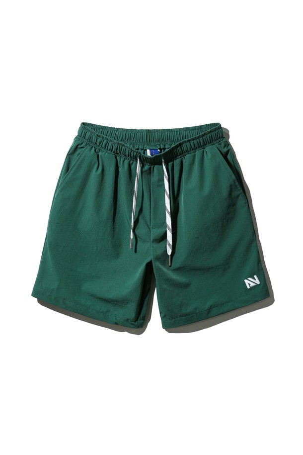 **스트링 포인트 우븐 반바지 PAN2546 (6 COLOR)**는 레이온, 폴리우레탄, 스판덱스 혼방 소재로 제작되어 부드러운 촉감과 뛰어난 신축성을 자랑하며, 여름철 시원하게 착용하기 좋습니다. 넉넉한 레귤러핏에 무릎 기장으로 편안한 활동성을 제공하며, 스트링 디테일과 대비색상 스트링, 레터링 자수, 포켓으로 포인트를 더한 미니멀한 디자인이 돋보입니다. 베이지, 그레이, 그린, 블루, 딥블루, 차콜 6가지 다채로운 컬러로 출시되어 일상, 레저, 스포츠, 수영 등 다양한 상황에서 활용할 수 있습니다.
