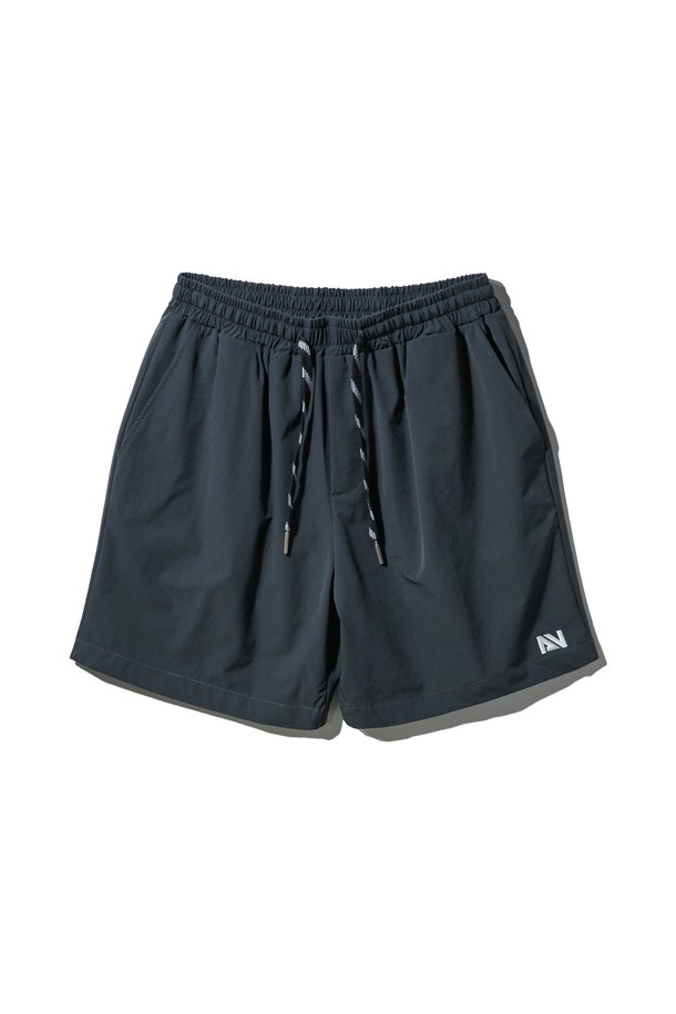 가볍고 시원한 착용감의 남성용 스트링 포인트 우븐 반바지 PAN2546입니다. 레이온, 폴리우레탄, 스판 혼방 소재로 제작되어 부드러운 촉감과 뛰어난 신축성을 제공하며, 주름 방지 기능과 빠른 건조 기능으로 쾌적함을 유지합니다. 베이직, 미니멀, 캐주얼 스타일을 아우르는 디자인으로 일상, 레저, 수영, 운동 등 다양한 활동에 활용 가능하며, 6가지 다채로운 컬러(베이지, 그레이, 그린, 블루, 딥블루, 차콜)를 만나보세요.
