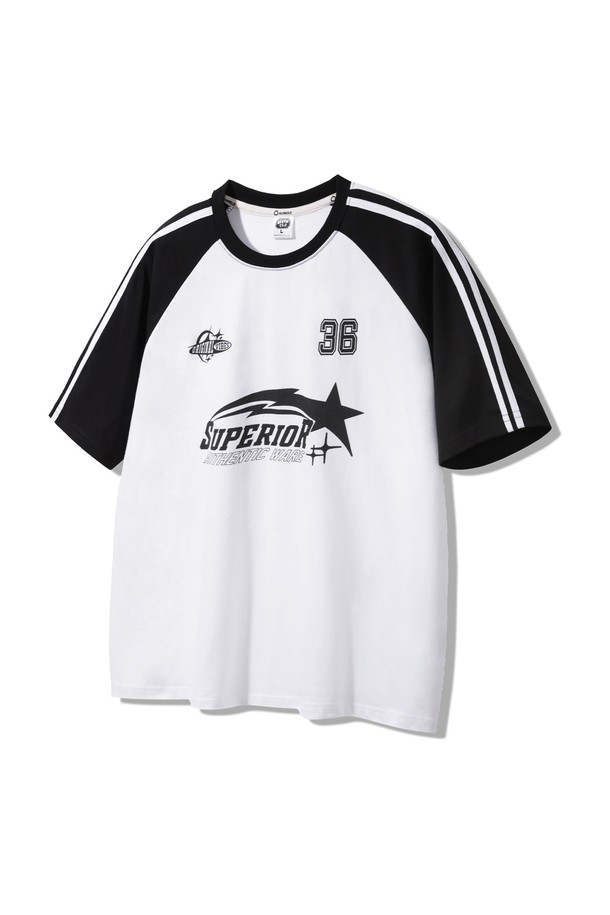SUPERIOR 레글런 배색 트랙 오버핏 반팔티 AST4819는 남성용 티셔츠로, 여름철 일상복으로 적합합니다. 부드러운 면 소재로 제작되었으며, 라운드넥에 오버핏으로 편안한 착용감을 제공합니다. 레글런 소매와 배색 디자인이 특징이며, 화이트와 블랙 두 가지 색상으로 출시되었습니다.
