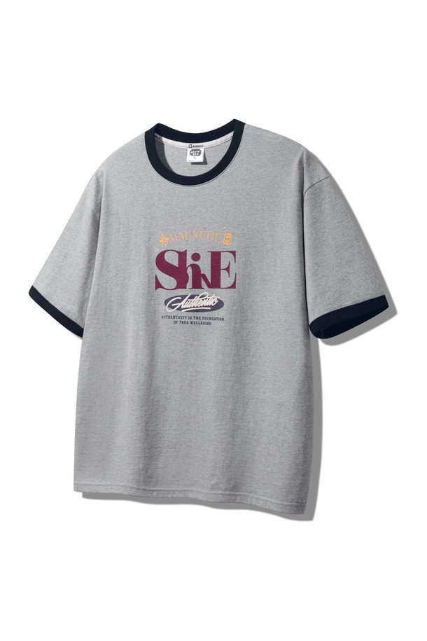 SHINE 링거 오버핏 반팔티 AST4823은 부드러운 촉감의 20수 코마사 면 원단으로 제작되어 편안한 착용감을 선사합니다. 링거 디테일과 드롭 숄더 디자인이 돋보이며, 텀블 워싱 가공으로 자연스러운 핏을 연출합니다. 캐주얼 및 레트로 스타일을 모두 소화할 수 있는 오버핏 반팔 티셔츠로, 화이트와 그레이 두 가지 컬러로 출시되었습니다.

