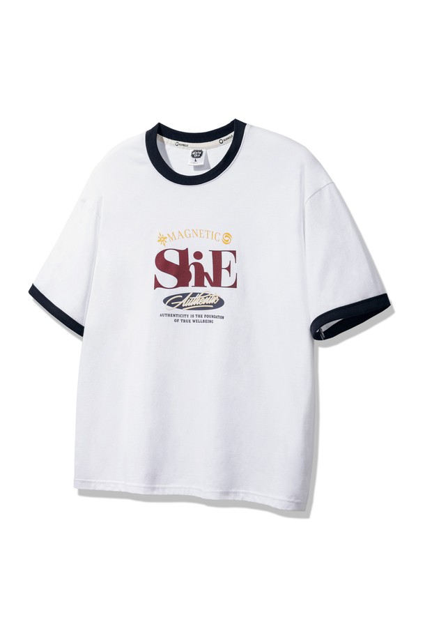 SHINE 링거 오버핏 반팔티 AST4823는 캐주얼하고 레트로한 무드를 동시에 느낄 수 있는 공용 반팔 티셔츠입니다. 부드러운 촉감의 면 소재로 제작되었으며, 오버핏 디자인과 드롭 숄더로 편안한 착용감을 선사합니다. 링거넥 디자인과 링거 디테일, 로고 및 타이포그래피 패턴으로 포인트를 주었으며, 텀블 워싱 가공으로 내구성을 높였습니다. 색상은 화이트와 그레이, 두 가지로 준비되어 있습니다.
