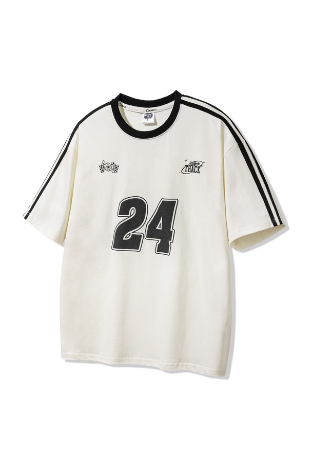 24 트랙 오버핏 반팔티 AST4820은 편안한 착용감의 면 소재로 제작되었으며, 넉넉한 오버핏으로 트렌디한 스타일을 연출합니다. 라운드넥 디자인에 넘버링 프린팅과 사이드 라인 디테일이 더해져 스포티하면서도 캐주얼한 무드를 선사하며, 화이트, 블랙 3가지 컬러 옵션으로 제공됩니다. 봄, 여름 시즌 데일리룩에 활용하기 좋은 실용적인 반팔 티셔츠입니다.
