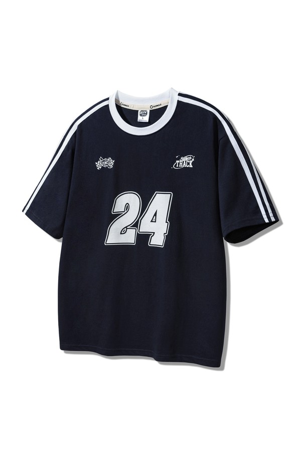 24 트랙 오버핏 반팔 티셔츠 AST4820은 부드러운 면 소재로 제작되어 편안한 착용감을 선사합니다. 스포티하고 캐주얼한 스타일의 이 티셔츠는 넉넉한 오버핏, 드롭숄더 패턴으로 편안함을 더했으며, 숄더라인 컬러 포인트와 러셀 테이프 디자인으로 포인트를 주었습니다. 화이트, 크림, 네이비 세 가지 색상으로 출시되어 일상에서 다양한 스타일 연출이 가능하며, 텀블 워싱 가공으로 변형을 최소화했습니다.
