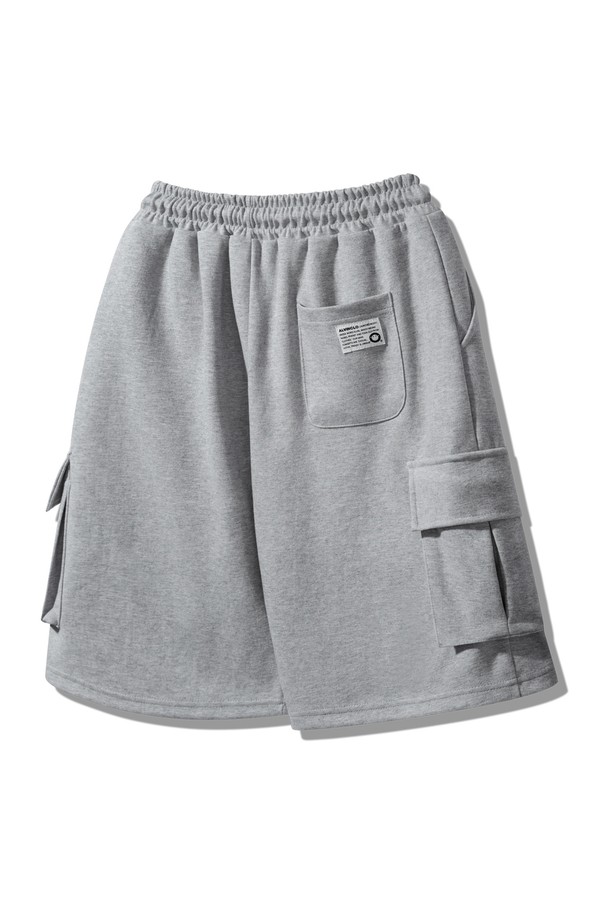 여름철 시원하게 즐길 수 있는 남성용 원턱 카고 와이드 밴딩 반바지입니다. 넉넉한 루즈핏으로 편안한 착용감을 선사하며, 부드러운 촉감과 4가지 컬러 옵션으로 다양한 스타일을 연출할 수 있습니다. 밴딩 처리와 카고 포켓 디테일로 실용성까지 겸비한 캐주얼 반바지입니다.