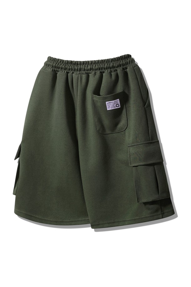 원턱 디테일과 와이드 핏으로 편안함과 스타일을 동시에 잡은 PAN2516 카고 반바지입니다. 부드러운 촉감의 더블코튼 원단과 코밍사 사용으로 제작되어 뛰어난 착용감을 선사하며, 화이트 멜란지, 그레이, 카키, 블랙 4가지 컬러로 출시되어 어떤 스타일에도 잘 어울립니다. 밴딩 허리와 사이드 카고 포켓, 백 포켓 라벨 디테일로 실용성을 더한 데일리 아이템입니다.
