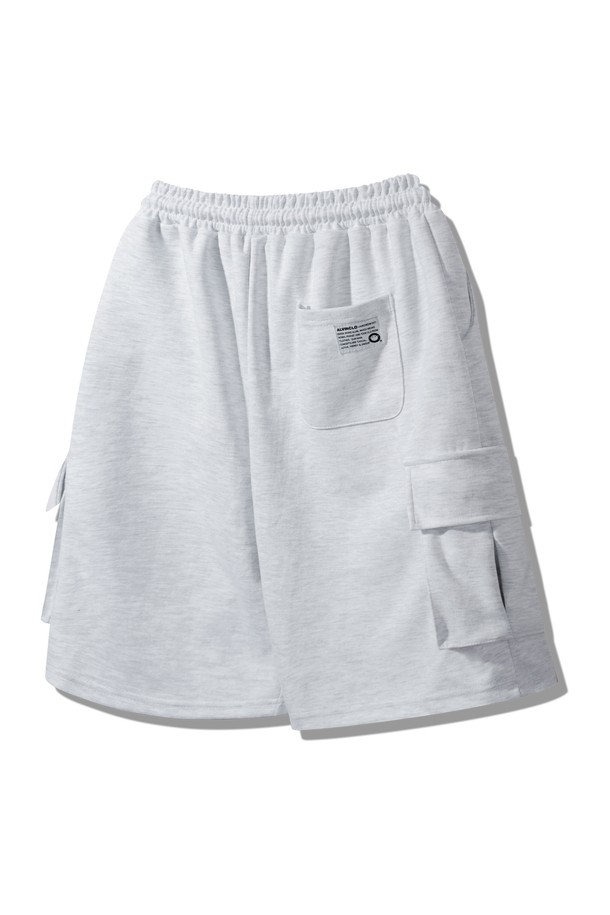 원턱 카고 와이드 밴딩 반바지 PAN2516은 4가지 다채로운 컬러(화이트 멜란지, 그레이, 카키, 블랙)로 출시되어 어떤 스타일에도 매치하기 용이합니다. 면과 폴리에스테르 혼방의 부드러운 520~550g/yd 고밀도 원단으로 제작되어 뛰어난 착용감을 선사하며, 밴딩 허리와 와이드핏으로 편안함을 더했습니다. 원턱 디테일과 사이드 카고 포켓, 백 포켓 스퀘어 라벨이 캐주얼한 스타일을 완성하며 여름철 일상복으로 활용하기 좋습니다.
