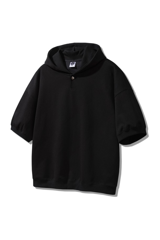 앨빈클로 무지 스냅 버튼 오버핏 반팔 후드티 AST3507는 부드러운 촉감의 더블코튼 원단으로 제작되어 봄, 여름철 편안하게 착용하기 좋습니다. 520-550g/yd의 고밀도 중량감과 드롭숄더 디자인, 리브 소매단과 밑단, 이중 스티치 암홀 디테일이 특징입니다. 화이트 멜란지, 그레이, 블랙 세 가지 색상으로 출시되어, 베이직하면서도 캐주얼한 스타일을 연출할 수 있습니다.
