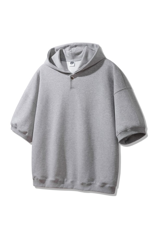 앨빈클로 무지 스냅 버튼 오버핏 반팔 후드티는 부드러운 촉감의 더블 코튼 원단으로 제작되어 편안한 착용감을 선사합니다. 캐주얼한 무드를 연출하는 베이직한 디자인에 립 디테일과 이중 스티치 마감으로 완성도를 높였으며, 봄, 여름 시즌에 활용하기 좋은 두께감의 오버핏 반소매 후드티입니다. 화이트 멜란지, 그레이, 블랙 3가지 색상으로 출시되어 다양한 스타일 연출이 가능하며, 최적화된 후드 무게 분산으로 편안함을 더했습니다.
