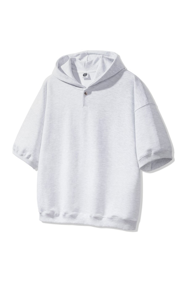 앨빈클로 무지 스냅 버튼 오버핏 반팔 후드티 AST3507은 부드러운 촉감의 더블 코튼 원단을 사용하여 편안한 착용감을 선사합니다. 베이직하고 캐주얼한 스타일로, 봄, 여름 계절에 활용하기 좋으며, 오버핏 디자인과 립 디테일 소매단 및 밑단, 프리미엄 넥 디테일이 특징입니다. 화이트 멜란지, 그레이, 블랙 3가지 색상으로 출시되어, 데일리룩에 다양한 연출이 가능합니다.
