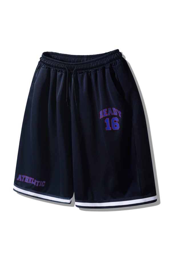 ATHELETIC 메쉬 반바지 PAN2851은 시원하고 쾌적한 착용감을 선사하는 여름용 반바지입니다. 흡습, 속건 기능의 통기성 좋은 폴리에스테르 메쉬 소재로 제작되었으며, 루즈핏 와이드 실루엣과 무릎 기장으로 편안한 활동성을 보장합니다. 세련된 스포츠 그래픽 디테일과 드로우스트링 밴딩으로 디자인과 실용성을 모두 갖춘 화이트, 네이비, 블랙 3가지 컬러 옵션을 제공합니다.
