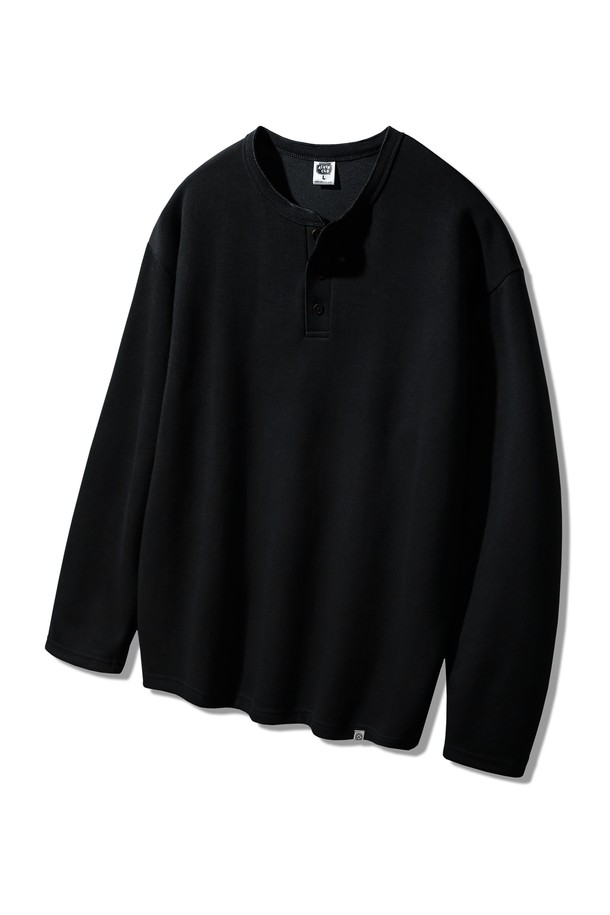 3버튼 헨리넥 루즈핏 긴팔티 AVT945는 베이직하고 미니멀한 스타일을 추구하는 남녀 모두에게 적합한 공용 상의입니다. 헨리넥 디자인과 3버튼 디테일이 특징이며, 밑단 우븐라벨로 포인트를 더했습니다. 부드러운 촉감의 면, 폴리에스테르 혼방 고밀도 원단으로 제작되어 봄, 여름, 가을, 겨울 사계절 내내 착용 가능합니다. 520-550g/yd의 중량감과 루즈핏으로 편안함을 제공하며, 데일리룩, 집콕룩, 동네 마실룩 등 다양한 TPO에 활용하기 좋습니다. 화이트, 그레이, 차콜, 블랙 4가지 컬러로 출시되었습니다.
