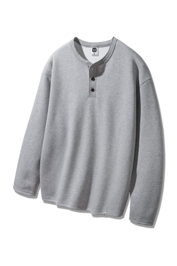 3버튼 헨리넥 루즈핏 긴팔 티셔츠 AVT945는 베이직하고 캐주얼한 스타일의 공용 티셔츠입니다. 헨리넥 디자인과 3버튼 디테일이 특징이며, 밑단 라벨로 포인트를 더했습니다. 부드러운 촉감의 면과 폴리에스테르 혼방의 고밀도 원단(520-550g/yd)을 사용하여 두꺼운 두께감을 자랑하며, 겨울 데일리룩에 적합합니다. 블랙, 차콜, 그레이, 화이트 4가지 색상으로 출시되어 다양한 스타일 연출이 가능하며, 루즈핏으로 편안한 착용감을 제공합니다. 미니멀한 디자인과 클래식한 무드가 돋보이는 긴팔 티셔츠입니다.
