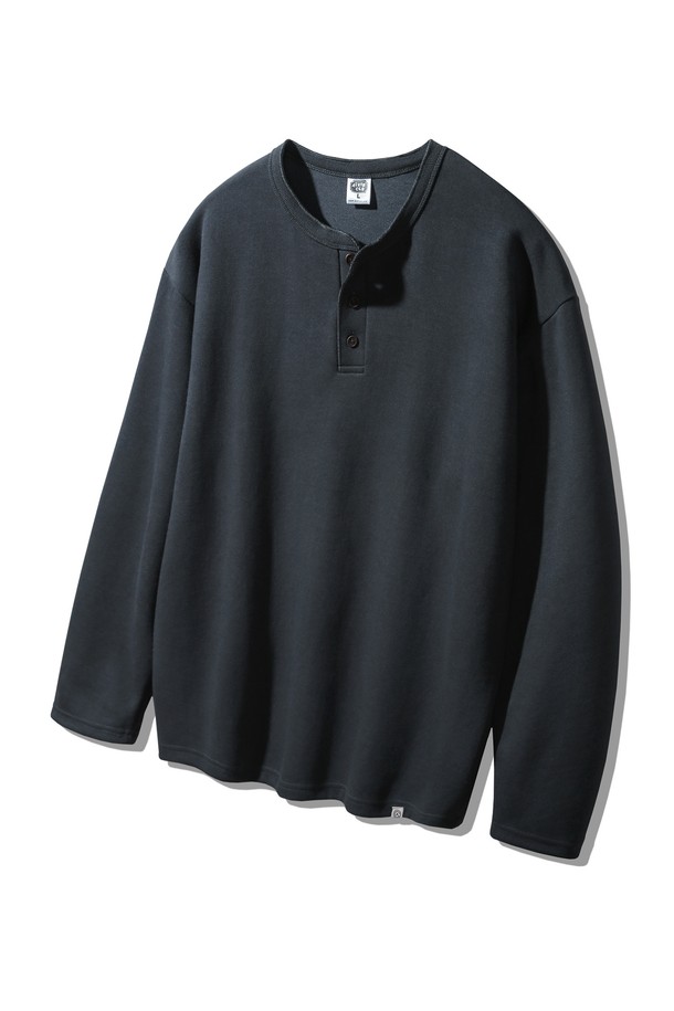 3버튼 헨리넥 루즈핏 긴팔티 AVT945는 4가지 색상(화이트, 그레이, 차콜, 블랙)으로 제공되는 상의입니다. 헨리넥 디자인과 루즈핏으로 편안한 착용감을 선사하며, 면과 폴리에스테르 혼방의 부드러운 촉감과 두꺼운 두께감으로 봄, 여름, 가을, 겨울 사계절 모두 활용 가능합니다. 3버튼 디테일, 밑단 라벨, 심볼 로고가 특징이며, 베이직하고 미니멀한 스타일로 집콕룩과 겨울 데일리룩에 적합합니다. 캐주얼, 클래식 스타일을 연출하기 좋은 아이템입니다.
