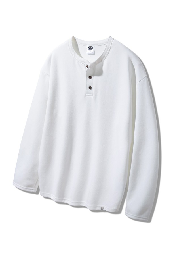 3버튼 헨리넥 루즈핏 긴팔티 AVT945는 3버튼 디테일의 헨리넥 디자인으로, 미니멀하고 베이직한 스타일을 연출합니다. 부드러운 촉감의 더블 코튼 원단과 고밀도 원단을 사용하여 편안한 착용감을 제공하며, 봄, 여름, 가을, 겨울 사계절 내내 활용 가능합니다. 루즈핏으로 제작되어 활동성이 뛰어나며, 겨울철 데일리룩에 따뜻함과 스타일을 더해줍니다. 화이트, 그레이, 차콜, 블랙 4가지 기본 컬러로 출시되어 다양한 코디에 활용하기 좋습니다. 웨이븐 라벨로 포인트를 더해, 심플하면서도 세련된 디자인을 완성했습니다.
