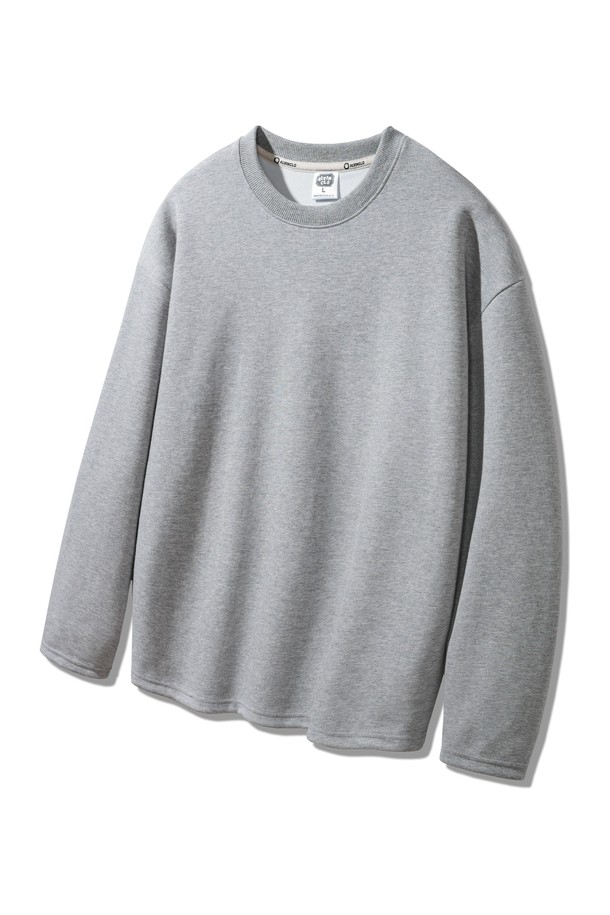 더블코튼 무지 오버핏 긴팔티 AVT313 (3 COLOR)는 부드러운 촉감의 더블코튼 원단으로 제작되어 편안한 착용감을 선사합니다. 520-550g/yd의 고밀도 원단으로 제작되어 튼튼하며, 자연스러운 어깨 라인을 연출합니다. 베이직하고 캐주얼한 스타일로, 집콕룩이나 겨울 데일리룩에 활용하기 좋습니다. 라운드넥 디자인에 오버핏으로 제작되어 편안하게 즐겨 입을 수 있으며, 화이트, 그레이, 블랙 3가지 색상으로 출시되었습니다. 사계절 내내 활용 가능한 활용도 높은 긴팔 티셔츠입니다.
