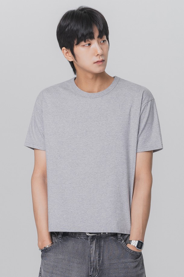 베이직 크롭 반팔 티셔츠 AST3511은 부드러운 촉감의 20수 코마사 면 소재로 제작되어 편안한 착용감을 선사합니다. 라운드 넥 라인과 레귤러 핏으로 디자인되었으며, 넥 라인 바이어스 테이프 봉제로 늘어짐을 방지하여 오래도록 핏을 유지합니다. 화이트, 그레이, 블랙 세 가지 기본 컬러로 출시되어 어떤 스타일에도 쉽게 매치할 수 있으며, 크롭 기장으로 다리가 길어 보이는 비율 보정 효과를 줍니다.
