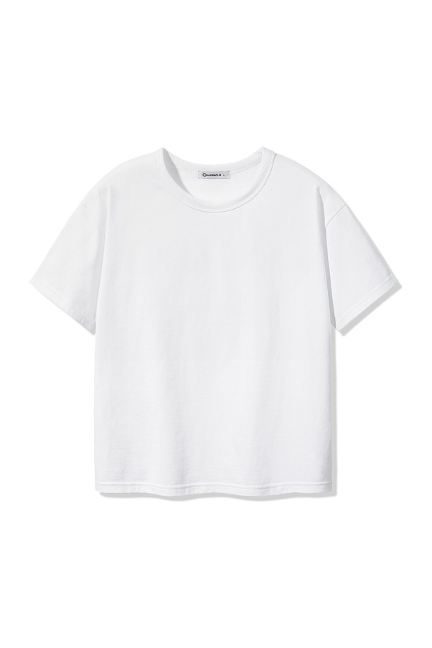 **베이직 크롭 반팔티셔츠 AST3511 (3 COLOR)**

심플한 디자인의 베이직 크롭 반팔 티셔츠입니다. 부드러운 촉감의 20수 코마사 코튼 100% 소재로 제작되었으며, 넥라인 바이어스 테이프 봉제와 텐터 가공 처리를 통해 늘어짐 없이 오랫동안 착용할 수 있습니다. 화이트, 그레이, 블랙 3가지 색상으로 출시되어 다양한 스타일 연출이 가능하며, 크롭 기장으로 다리가 길어 보이는 비율 보정 효과를 더했습니다.
