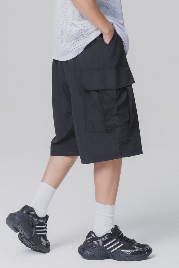 **나일론 밴딩 카고 버뮤다 팬츠 PAN2529 (2 COLOR)**는 여름철 시원하게 착용하기 좋은 남성용 5부 기장의 버뮤다 팬츠입니다. 가볍고 얇은 나일론 소재로 제작되어 빠른 건조와 방수 기능을 갖췄으며, 루즈핏 와이드 실루엣으로 편안한 착용감을 선사합니다. 블랙과 카키 두 가지 색상으로 출시되었으며, 카고 포켓과 스트링 디테일로 캐주얼하면서도 스포티한 스타일을 연출할 수 있습니다.
