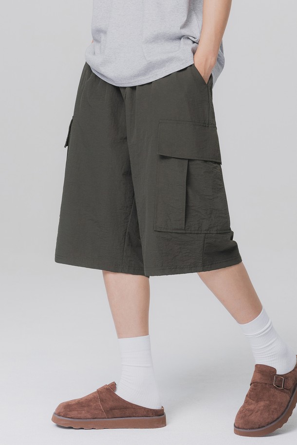 가볍고 시원한 착용감의 나일론 밴딩 카고 버뮤다 팬츠입니다. 얇고 부드러운 나일론 소재에 루즈핏 와이드 실루엣으로 편안함을 더했으며, 카키와 블랙 두 가지 색상으로 출시되었습니다. 밴딩 허리와 스트링 디테일, 사이드 카고 포켓이 특징이며, 뛰어난 방수 및 속건 기능과 함께 형태 변형이 적어 여름철 일상복으로 적합합니다.
