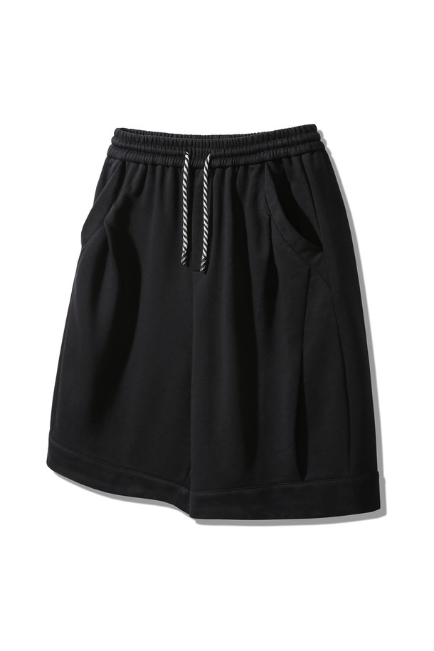 스트링 포인트 투턱 버뮤다 스웨트 팬츠는 면과 폴리에스테르 혼방 소재로 제작되어 부드러운 촉감과 편안한 착용감을 제공합니다. 캐주얼한 무드의 루즈핏 디자인에 신축성 있는 소재와 투턱 디테일, 대각선 스트라이프 패턴이 더해져 활동성을 높였으며, 구김이 적어 관리가 용이합니다. 그레이와 블랙 두 가지 색상으로 출시되어 봄, 여름 일상에서 활용하기 좋은 반바지입니다.
