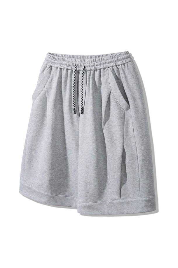 여름 시즌을 위한 캐주얼한 무드의 스트링 포인트 투턱 버뮤다 스웨트 팬츠입니다. 부드러운 촉감의 면&폴리에스테르 혼방 소재로 제작되었으며, 루즈핏과 릴랙스핏으로 편안한 착용감을 선사합니다. 블랙과 그레이 두 가지 컬러로 출시되었으며, 투턱 디테일과 대각선 스트링 & 밑단 포인트가 돋보이는 반바지입니다.
