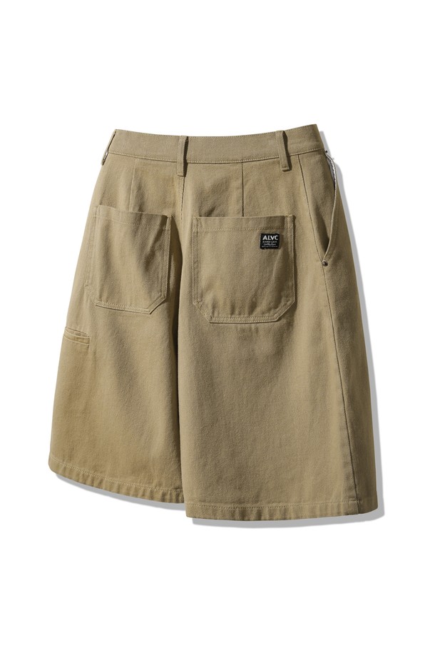 **썸머 코튼 버뮤다 하프 팬츠 DLX2929 (3 COLOR)**는 부드러운 면 소재로 제작되어 편안한 착용감을 선사하는 남성용 버뮤다 하프 팬츠입니다. 릴랙스 핏으로 제작되었으며, 베이지, 차콜, 블랙 세 가지 색상으로 출시되어 다양한 스타일 연출이 가능합니다. 사이드 미니 포켓과 백 포켓 라벨 디테일, 적당한 중량감이 특징이며, 여름철 일상복으로 활용하기 좋습니다.
