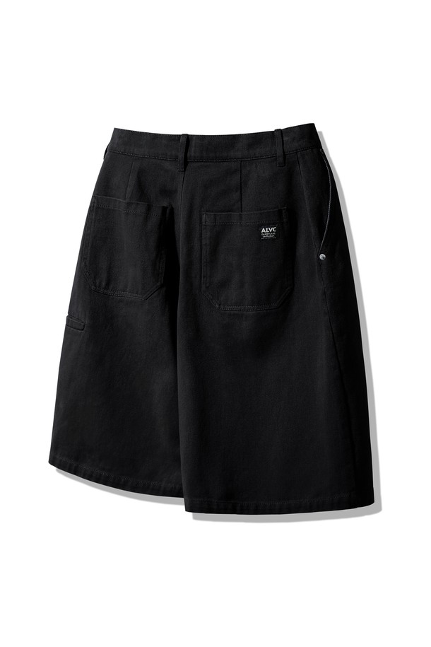 **썸머 코튼 버뮤다 하프 팬츠 DLX2929 (3 COLOR)**는 시원한 여름을 위한 남성용 버뮤다 팬츠입니다. 면 소재로 제작되어 부드러운 촉감과 편안한 착용감을 제공하며, 릴렉스 핏과 루즈핏으로 여유로운 실루엣을 연출합니다. 베이지, 차콜, 블랙 세 가지 색상으로 출시되었으며, 사이드 미니 포켓과 백 포켓 라벨 디테일이 특징입니다.
