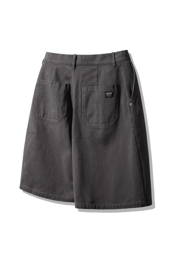 "썸머 코튼 버뮤다 하프 팬츠 DLX2929"는 시원한 여름을 위한 남성용 캐주얼 버뮤다 팬츠입니다. 면 소재로 제작되어 부드러운 촉감과 얇은 두께감으로 편안한 착용감을 선사하며, 루즈핏 디자인으로 활동성을 높였습니다. 베이지, 차콜, 블랙 세 가지 컬러로 출시되었으며, 사이드 미니 포켓과 뒷면 포켓 라벨 디테일로 포인트를 더했습니다.
