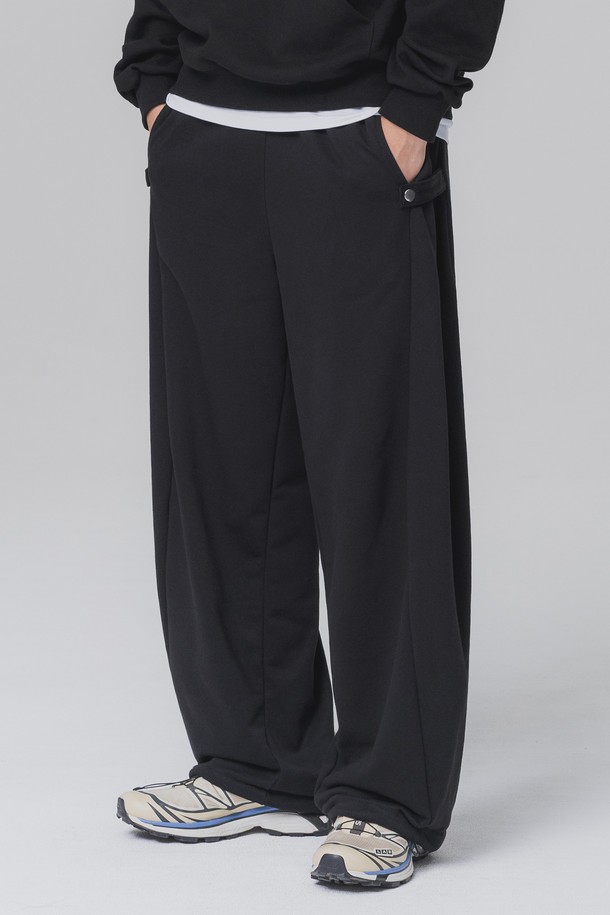 사이드 스냅 버튼 스트링 벌룬 스웨트 팬츠 DLX2520 (3 COLOR)는 부드러운 촉감의 면, 폴리에스테르 혼방 소재로 제작되어 봄, 가을, 겨울 시즌에 착용하기 좋은 남성용 스웨트 팬츠입니다. 캐주얼, 미니멀, 시티보이 스타일을 위한 아이템으로, 넉넉한 루즈핏 벌룬 핏이 편안한 착용감을 선사합니다. 사이드 스냅 버튼 디테일과 밑단 스트링 스토퍼로 개성 있는 연출이 가능하며, 뒷 포켓 디자인과 새틴 자수 디테일이 돋보입니다. 일상, 집콕, 겨울 데일리룩 등 다양한 TPO에 활용하기 좋은 스웨트 팬츠입니다. 그레이, 브라운, 블랙 3가지 색상으로 출시되었습니다.
