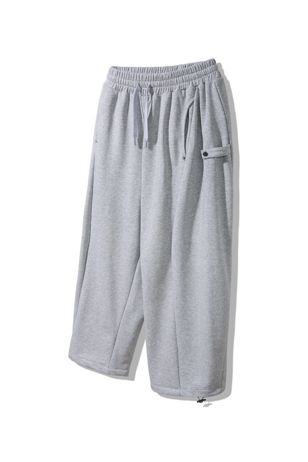 사이드 스냅 버튼 스트링 벌룬 스웨트 팬츠 DLX2520 (3 COLOR)는 남녀 모두 착용 가능한 스웨트 팬츠입니다. 부드러운 면과 폴리에스터 혼방 소재로 제작되어 편안한 착용감을 선사하며, 루즈핏 벌룬 디자인으로 캐주얼하고 스포티한 스타일을 연출합니다. 허리 밴딩과 스트링 디테일로 사이즈 조절이 용이하며, 사이드 스냅 버튼과 백 포켓, 자수 디테일이 디자인 포인트를 더합니다. 그레이, 브라운, 블랙 3가지 컬러로 출시되어 일상, 동네 마실, 집콕 등 다양한 TPO에 활용 가능하며, 봄, 가을, 겨울 계절에 유용합니다.
