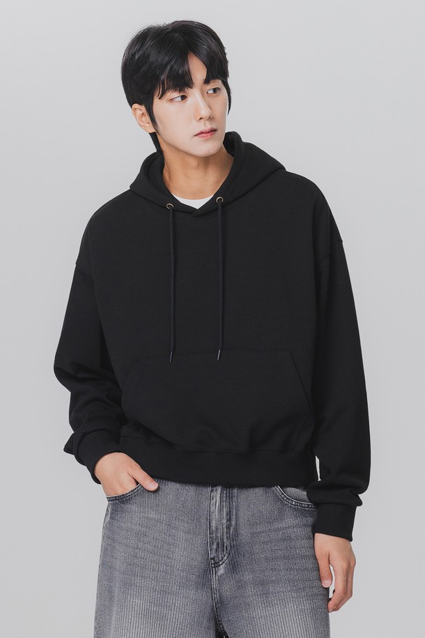 베이직 크롭 스웨트 후드티 AVH309는 면과 폴리에스테르 혼방의 더블코튼 원단으로 제작되어 부드러운 촉감과 두꺼운 두께감으로 따뜻함을 선사합니다. 세미 크롭 기장에 레귤러핏으로 디자인되었으며, 무지 패턴, 긴 소매, 후드 네크라인이 캐주얼하고 미니멀한 스타일을 연출합니다. 그레이와 블랙 두 가지 색상으로 출시되어, 동네 마실룩, 집콕룩, 겨울 데일리룩 등 다양한 TPO에 활용하기 좋습니다.
