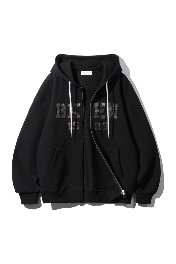 BKEN 1583 후드 집업 BK7990_블랙은 캐주얼, 스포티 스타일의 공용 후드 집업입니다. 면과 폴리에스테르 혼방 소재로 제작되어 부드러운 촉감과 두꺼운 두께로 뛰어난 보온성을 제공하며, 봄, 가을, 겨울철 데일리룩 또는 산책룩에 적합합니다. 2-WAY 지퍼, 오버록 스티치 마감, 자수 디테일이 돋보이며, 레귤러핏으로 편안하게 착용 가능합니다.
