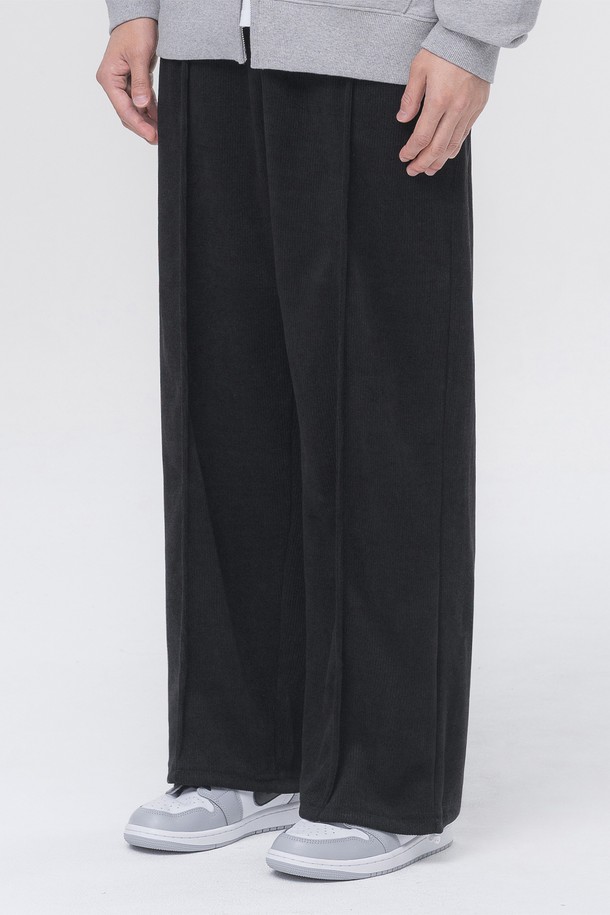 **코지 벨루어 핀턱 와이드 밴딩 팬츠 PAN2531 (4 COLOR)**

부드러운 촉감의 벨루어 소재와 핀턱 디테일이 돋보이는 와이드 밴딩 팬츠입니다. 넉넉한 루즈핏으로 편안한 착용감을 선사하며, 드로우스트링으로 허리 사이즈를 조절할 수 있습니다. 가을, 겨울 시즌에 어울리는 두꺼운 두께감으로 따뜻하게 착용 가능하며, 캐주얼 및 미니멀 스타일 연출에 용이합니다. 크림, 브라운, 차콜, 블랙 4가지 컬러로 제공되어, 다양한 스타일의 데일리룩을 완성할 수 있습니다. 자연스러운 드레이프와 입체적인 실루엣으로 멋스러운 핏을 연출해보세요.
