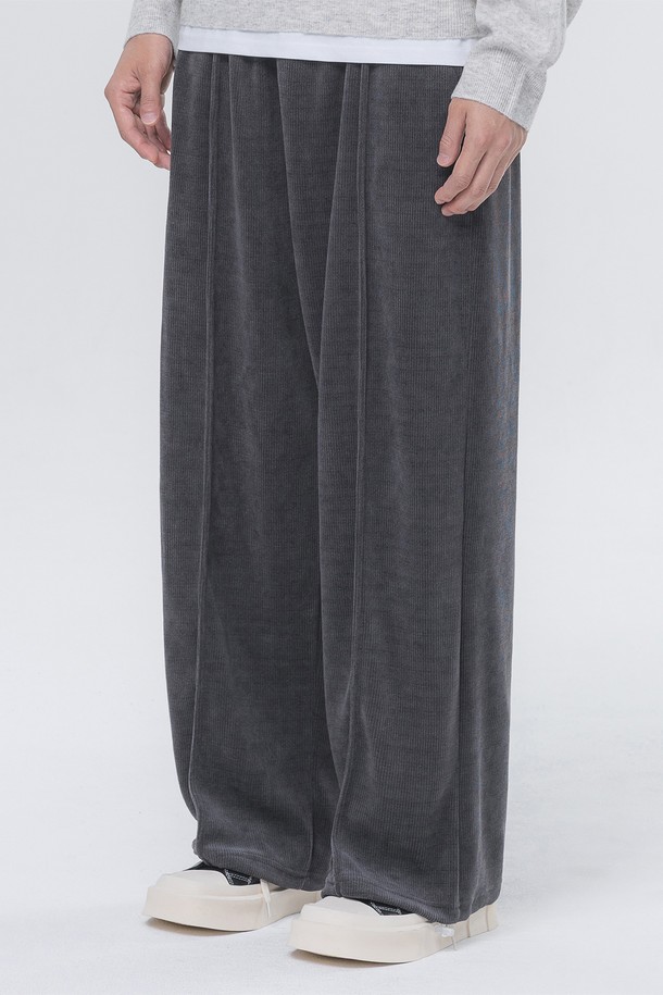 **코지 벨루어 핀턱 와이드 밴딩 팬츠 PAN2531 (4 COLOR)**

부드러운 촉감의 벨루어 소재로 제작되어 포근함을 선사하는 코지 벨루어 핀턱 와이드 밴딩 팬츠입니다. 핀턱 디테일이 더해져 캐주얼하면서도 베이직한 스타일을 연출하며, 허리 스트링으로 편안한 착용감을 제공합니다. 텀블 워싱 가공을 거쳐 수축과 변형을 최소화하였으며, 폴리에스터 80%와 레이온 20% 혼방으로 제작되어 부드러운 착용감을 자랑합니다. 크림, 브라운, 차콜, 블랙 4가지 컬러로 출시되어 겨울 데일리룩, 집콕룩, 산책룩 등 다양한 TPO에 활용하기 좋습니다. 루즈핏 와이드 디자인으로 편안함과 스타일을 동시에 잡았습니다.
