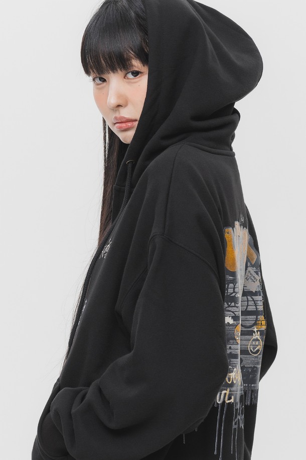 OUTSIDER 투웨이 후드 집업 AZH297는 남녀 모두 착용 가능한 스트릿 스타일의 후드 집업입니다. 부드러운 촉감의 프렌치 테리 원단을 사용하여 편안하며, 2-way 집업 스타일과 이중 스티치 디테일로 포인트를 더했습니다. 그레이, 블랙 두 가지 색상으로 제공되며, 넉넉한 오버핏과 루즈핏으로 일상, 가을 나들이룩, 집콕룩 등 다양한 TPO에 캐주얼하고 미니멀하게 연출하기 좋습니다.
