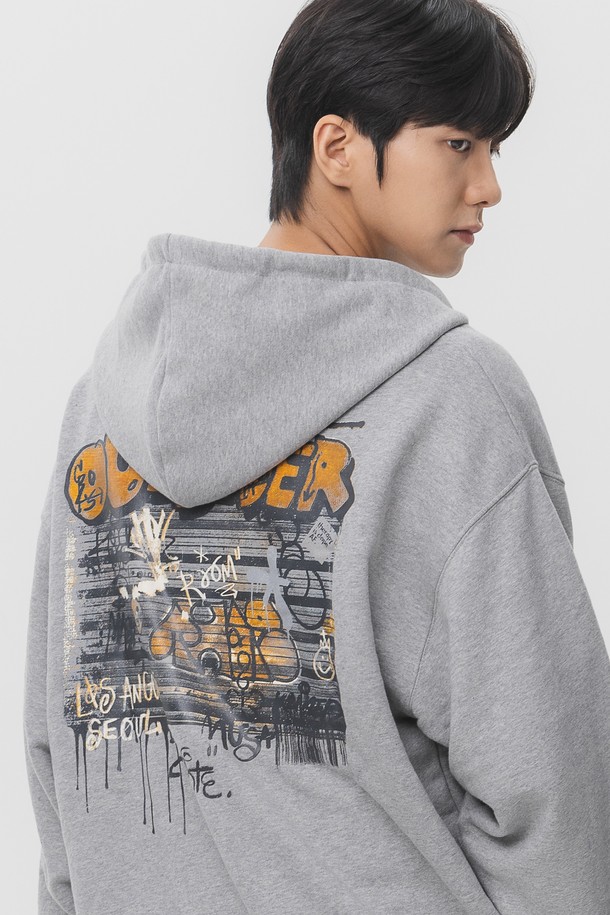 OUTSIDER 투웨이 후드 집업 AZH297는 캐주얼 및 스트릿 스타일을 아우르는 남녀 공용 후드 집업입니다. 부드러운 프렌치테리 면 혼방 소재로 제작되어 편안한 착용감을 선사하며, 오버핏 실루엣과 투웨이 집업 디자인으로 다양한 스타일 연출이 가능합니다. 그레이와 블랙 두 가지 컬러로 출시되었으며, 더블 스티치, 트리플 스티치 암홀, 깔끔한 밑단 마감 등 섬세한 디테일이 돋보이는 제품입니다.
