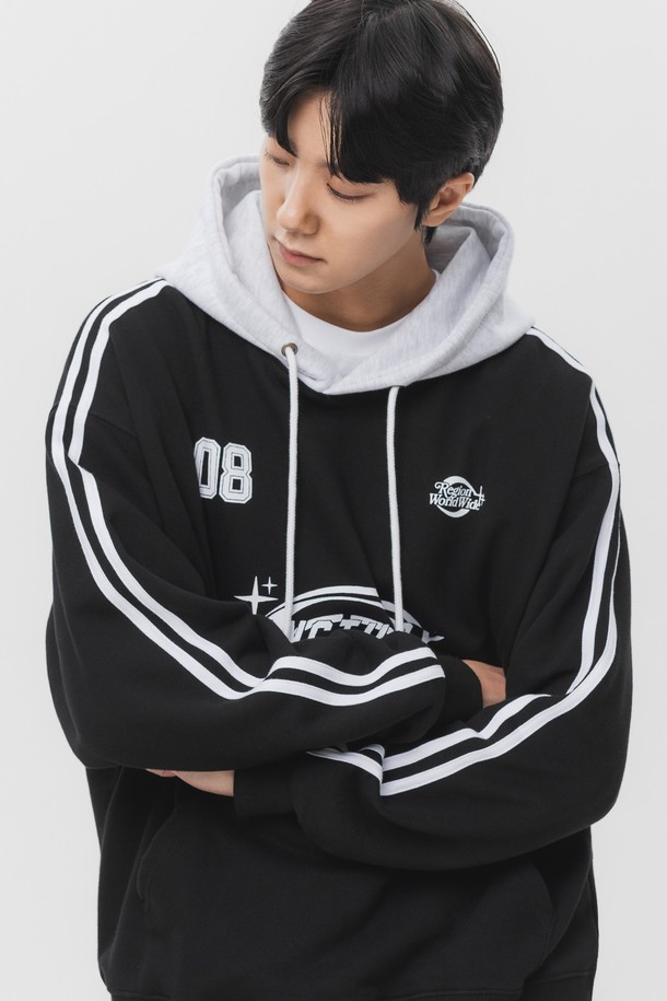 SANCTUARY TRACK 오버핏 후드티 AVH243 (3 COLOR)는 남녀 공용으로 착용 가능한 후드티입니다. 그레이, 화이트 멜란지, 블랙 세 가지 색상으로 출시되었으며, 봄, 가을, 겨울 계절에 맞춰 일상에서 편안하게 입을 수 있습니다. 부드러운 프렌치테리 면 혼방 소재로 제작되어 우수한 착용감을 선사하며, 오버핏과 릴렉스핏으로 제작되어 활동성을 높였습니다. 리얼 테이프 디테일의 콘트라스트 후드와 트리플 스티치 암홀, 더블 스티치 디테일이 특징이며, 캐주얼, 스포티, 미니멀 스타일을 모두 소화할 수 있습니다.
