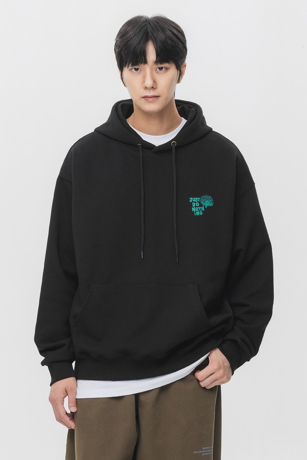 JUST DO NOTHING 오버핏 후드티 AVH261은 남녀 모두 착용 가능한 후드티입니다. 그레이, 차콜, 블랙 3가지 색상으로 출시되었으며, 봄, 가을, 겨울 계절에 캐주얼 및 스트릿 스타일로 연출하기 좋습니다. 부드러운 촉감의 프렌치테리 면 혼방 소재로 제작되었으며, 넉넉한 오버핏과 드롭 숄더 디자인으로 편안한 착용감을 선사합니다. 텀블 가공을 통해 수축 및 변형을 최소화했으며, 암홀 부위 삼중 스티치 처리로 내구성을 높였습니다.
