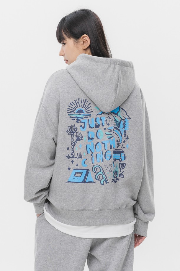 JUST DO NOTHING (저스트 두 낫싱) 오버핏 후드티 AVH261은 부드러운 촉감의 프렌치테리 면 혼방 소재로 제작되어 봄, 가을, 겨울 시즌에 활용하기 좋습니다. 그레이, 차콜, 블랙 3가지 색상으로 출시되었으며, 넉넉한 오버핏 디자인과 빈티지 무드의 드롭 아트워크 프린팅이 특징입니다. 일상 속 캐주얼, 스트릿 스타일을 연출하기 좋으며, 텀블 워싱 처리로 수축을 최소화했습니다. 고밀도 원단, 더블 스티치 및 트리플 스티칭 암홀 디테일로 내구성을 높였습니다. 집콕룩, 겨울 데일리룩에 편안하게 착용할 수 있습니다.

