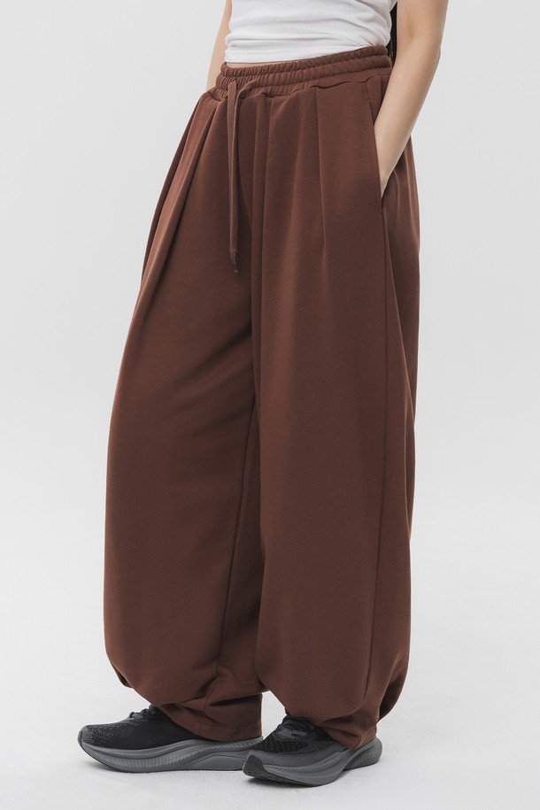 핀턱 벌룬 와이드 스웨트 팬츠 DLX2971 (3 COLOR)는 편안함과 스타일을 동시에 잡은 남녀 공용 스웨트 팬츠입니다. 부드러운 면과 폴리에스테르 혼방 소재로 제작되어 봄, 가을 시즌에 적합하며, 핀턱 디테일과 벌룬핏, 와이드핏으로 캐주얼 무드를 연출합니다. 신축성 있는 소재와 주름이 잘 가지 않는 소재로 편안한 착용감을 선사하며, 일상, 캐주얼, 동네 마실룩, 여행룩 등 다양한 TPO에 활용 가능합니다. 그레이, 브라운, 블랙 3가지 컬러로 출시되어 취향에 맞게 선택할 수 있으며 데일리 팬츠로 활용하기 좋습니다.
