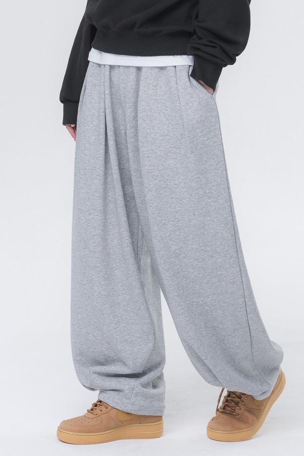 핀턱 벌룬 와이드 스웨트 팬츠 DLX2971 (3 COLOR)는 부드러운 면과 폴리에스테르 혼방의 스웨트 소재로 제작되어 편안한 착용감을 선사합니다. 핀턱 디테일과 와이드, 벌룬핏 디자인으로 트렌디하면서도 개성 있는 스타일을 연출하며, 루즈핏으로 활동성을 높였습니다. 그레이, 브라운, 블랙 3가지 컬러로 출시되어 다양한 상의와 매치하기 용이합니다. 신축성이 있어 편안하며, 발목 기장으로 깔끔한 실루엣을 완성합니다. 일상, 집콕룩, 겨울 데일리룩 등 어떤 상황에도 잘 어울리는 캐주얼, 미니멀, 시티보이 스타일의 필수 아이템입니다.
