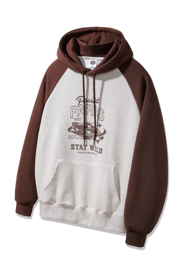 빈티지 카 (VINTAGE CAR) 래글런 오버핏 후드티 AVH274는 남녀 모두 착용 가능한 캐주얼 후드티입니다. 크림/차콜, 오트밀/브라운, 블랙/크림 3가지 색상으로 출시되어 다양한 스타일 연출이 가능하며, 겨울 데일리룩, 집콕룩, 산책룩에 적합합니다. 래글런 소매 패턴과 프렌치테리 원단, 텀블 워싱 가공을 통해 편안한 착용감과 변형을 최소화했습니다. 면과 폴리에스테르 혼방 소재로 부드러운 촉감과 우수한 신축성을 제공하며, 오버핏과 릴랙스핏으로 편안하고 트렌디한 스타일을 연출할 수 있습니다.
