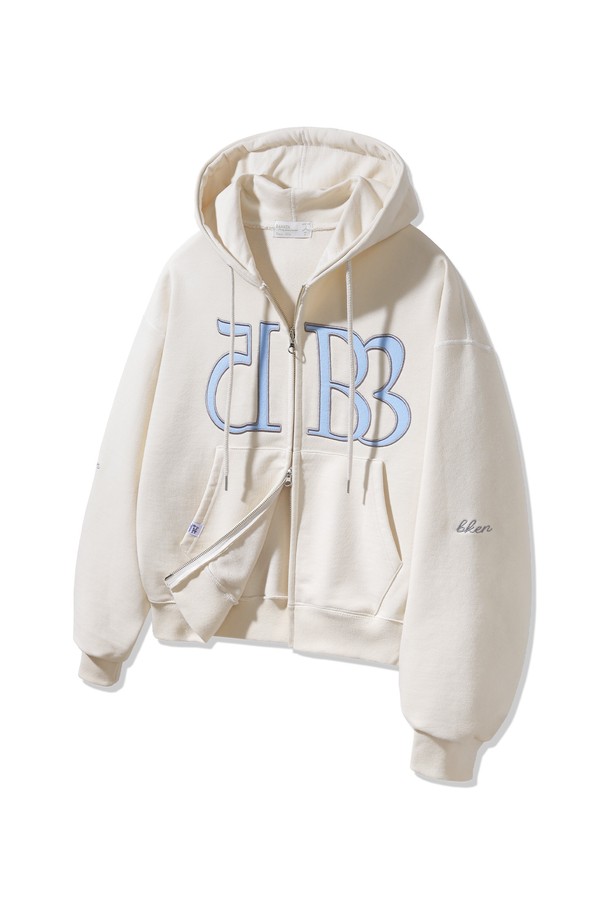 1583 Women semi crop 투웨이 후드집업 BK7992_크림은 캐주얼, 미니멀, 스트리트 스타일을 즐기는 여성들을 위한 세미 크롭핏 후드집업입니다. 부드러운 촉감의 면, 폴리에스테르 혼방 프렌치테리 원단으로 제작되어 봄, 가을에 착용하기 좋으며, 두꺼운 두께감으로 따뜻함을 더합니다. 2WAY 더블 슬라이더 지퍼와 타이포그래피 디자인, 새틴 자수 디테일이 돋보이며, 플랫락 스티치 마감으로 깔끔함을 더했습니다. 동네 마실룩, 산책룩에 편안하게 매치하여 미니멀하면서도 스타일리시한 룩을 연출해보세요.
